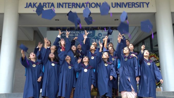 자카르타국제대학교(JIU) 종합대학교 승격 및 제1회 졸업식 성료
