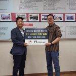 지난 7월 23일(토) 한인상공회의소 7월 월례회에서 F1 로직스 성예식 대표를 대신하여 참석한 오대연 상무는 코참 이강현 회장에게 1억 루피아 후원금을 전달하고 있다.