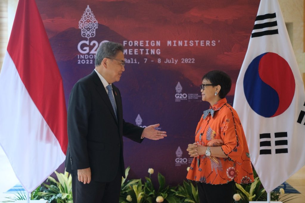 지난 7월 7일 발리 G20 외교장관회의에서 박진 외교부 장관과 레트노 마르수디 인도네시아 외교부 장관. 사진 인니외교부 제공