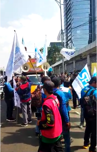 한국대사관에서 노동단체  시위 중