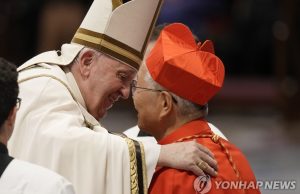 ‘한국 네번째’ 유흥식 추기경 서임…”죽을 각오로 임하겠다”