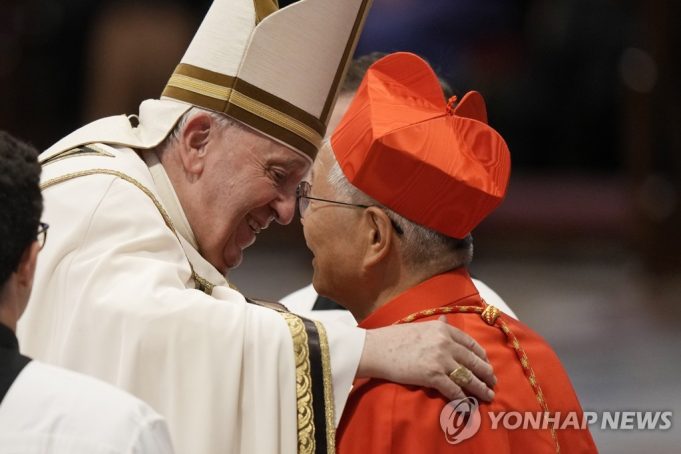‘한국 네번째’ 유흥식 추기경 서임…”죽을 각오로 임하겠다”