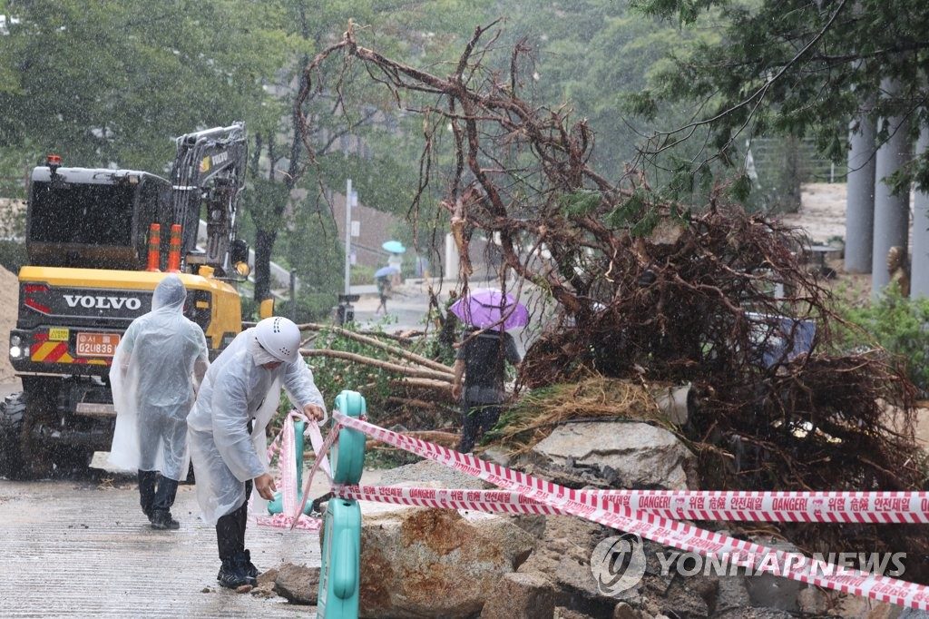 80년 만의 기록적 폭우로 피해가 속출하는 가운데 9일 서울대학교 관악캠퍼스 내 도로