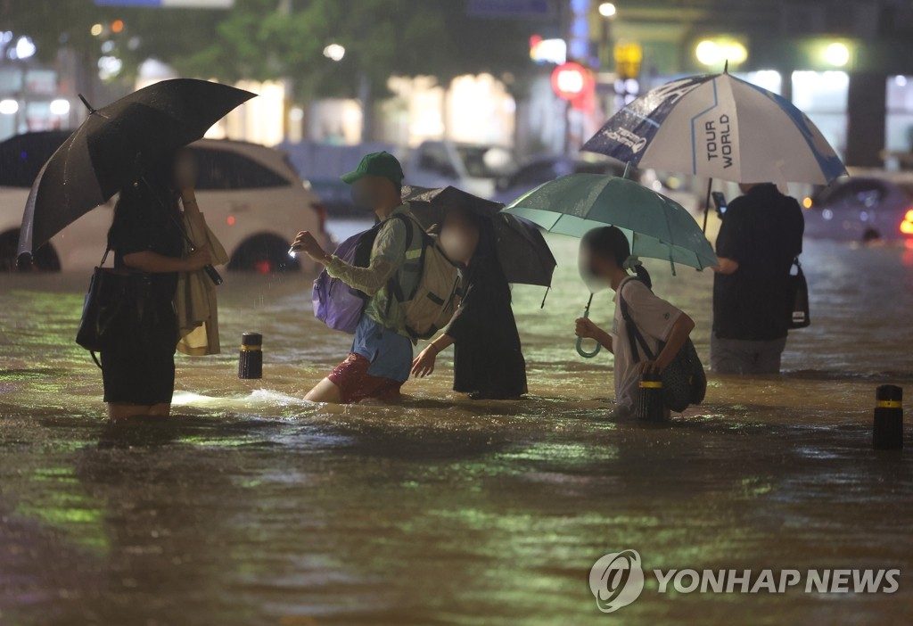 8일 밤 서울 강남구 대치역 인근 도로와 인도가 물에 잠기면서 차량과 보행