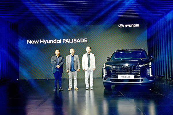 New Hyundai Palisade Launch. 우측부터 차우준 현대차 인도네시아 판매법인장, 막무르 최고운영책임자 (COO), 에르윈 판매디렉터