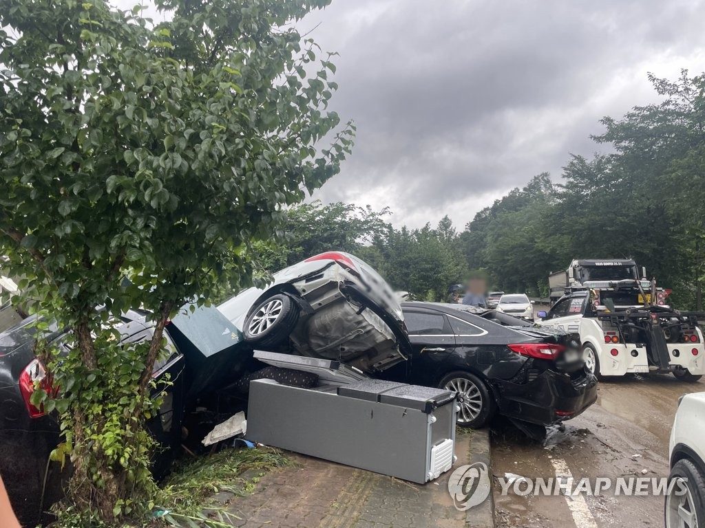 기록적 폭우가 쏟아진 9일 경기도 여주시 산북면에서 사고로 인해 차량이 뒤엉켜 있다.