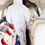 수라바야에서 코로나 양성 환자를 어시스트카드 에어앰뷸런스로 이송하고 있다. 사진제공 어시스트카드