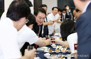 尹 “前정권 핑계, 더는 안 통해”