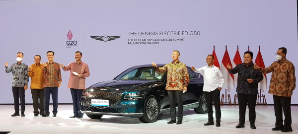 정의선 회장이 인도네시아에서 제네시스 'G80 전동화 모델'과 함께 기념촬영을 하는 모습