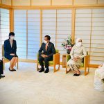 조코위 대통령과 이리아나 여사가 7월 27일 오후 도쿄 황궁에서 나루히토 일왕과 마사코 황후를 예방하고 있다.