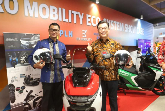 지난 7월 19일 박태성 대사(오른쪽)는 한국 현대케피코(Hyundai Kefico) 컨소시엄과 인도네시아 전력공사(PLN)의 인도네시아 전기 오토바이 킥오프(kick off) 행사에 참석하고 있다.