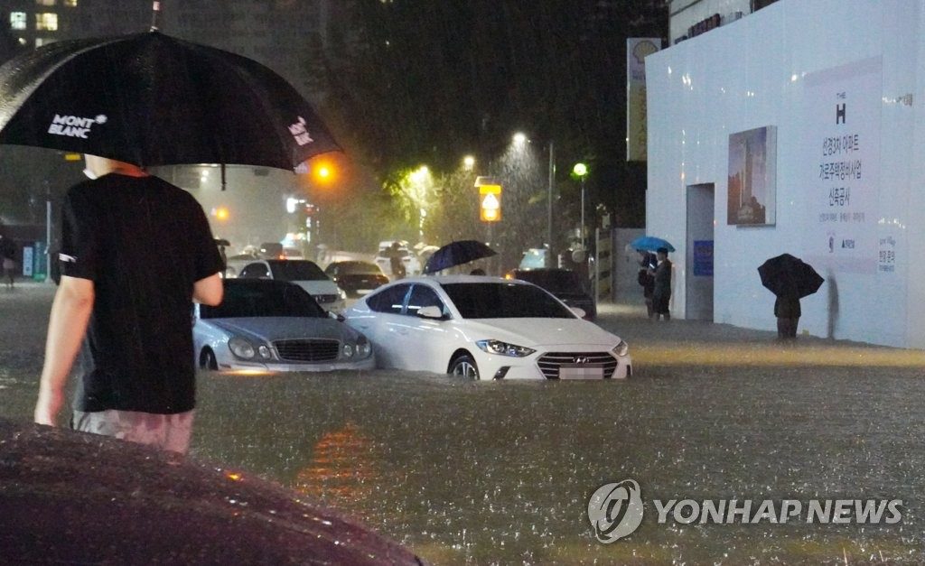 지난 8일 밤 서울 강남구 대치동 은마아파트 부근 도로와 인도