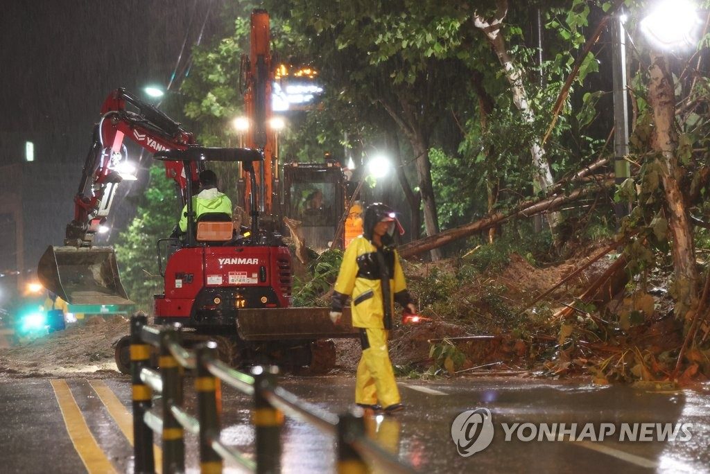 폭우가 내린 9일 오전 서울 서초구의 한 도로에 산사태가 발생