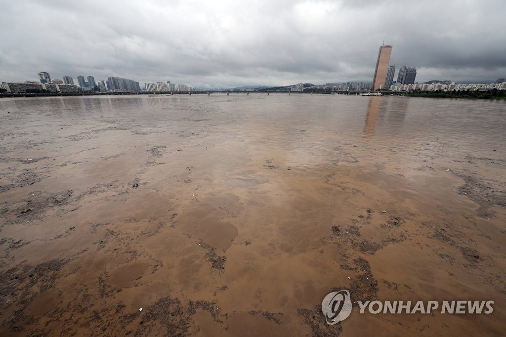 한강 수위가 급격히 상승한 9일 오전 서울 마포대교 위에서 바라본 한강 모습