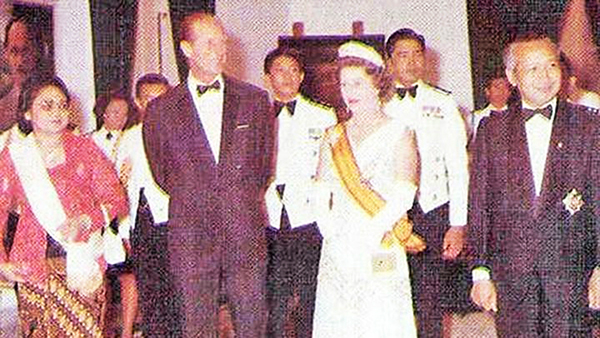(1974년 인도네시아를 처음 방문한 엘리자베스 2세 여왕)