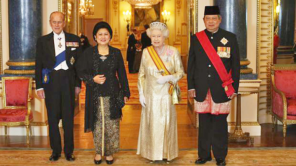 (2012년 10월 31일 Susilo Bambang Yudhoyono 인도네시아 대통령이 영국 버킹검에서 훈장을 받고 있다.)