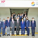 박진 외교부 장관(앞줄 오른쪽 네 번째)이 서귀포시청 2청사에 있는 재외동포재단과 한국국제교류재단을 찾이 두 기관 임원들과 기념촬영을 했다.[사진제공=외교부]