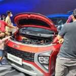 스타게이저 엔진을 확인하고 있는 관람객들. 사진 한인포스트