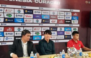 인니 축구협회 “올해까진 신태용 감독체제 유지”…교체설 일축