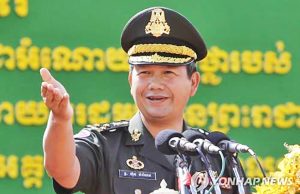 캄보디아 훈센 총리, ‘후계자’ 장남 띄우기… “해외방문 성과 주목해야”