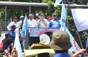 2주 째 기름 값 인상 시위… “최저임금에 물가반영 검토”