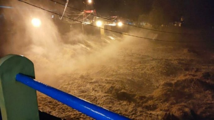 보고르 상류 댐 최고 1급 경보 발령… 자카르타 11개 지역 홍수 주의보