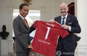 ‘축구장 참사’에 분노한 인니 대통령 “경기장 헐고 다시 짓겠다”