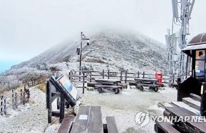 첫눈으로 하얗게 물든 설악산