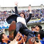 홍명보 감독, 우승 기쁨의 헹가래