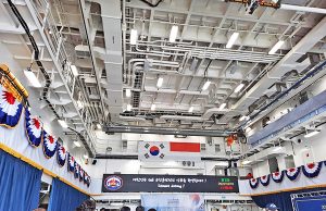 태극기 휘날리며 자카르타를 찾은 해군 순항훈련전단 맞이하기