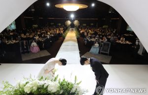 혼인건수 10년새 40% 감소…결혼 안 하고 애 안 낳는다
