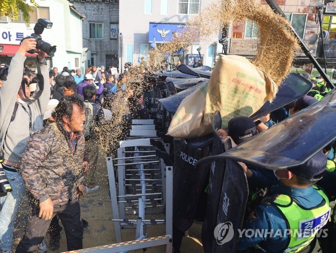 “쌀값 보장하라” 성난 한국의 농민