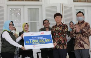 코참과 한인회 모금 11억 루피아, 서부자바와 무역부에 전달