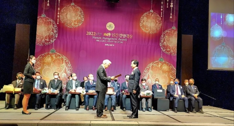 월드옥타 명예회장이며  무궁화유통 회장인 김우재  회장(오른쪽)이 재외동포기업부문 대상을 수상했다.