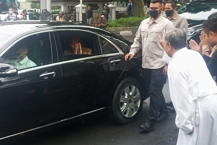 조코위 대통령 보고르 대성당 방문이후 대통령궁으로 출발하고 있다.