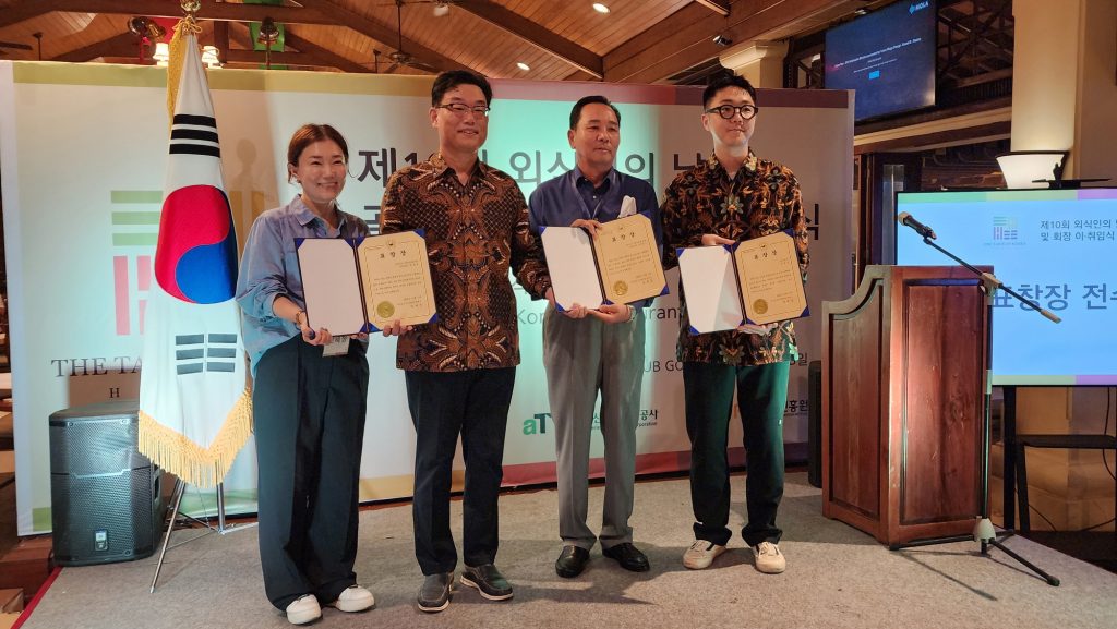 제10회 외식인의 날 행사에서 박태성 대사는 김평수 고문, 한혜정 사무국장, 전병준 쉐프에게 대사관 표창을 수여하고 있다. 2022.12.13.한인포스트