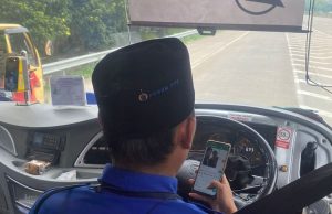 트랜스자카르타 버스 기사 운전 중 핸드폰