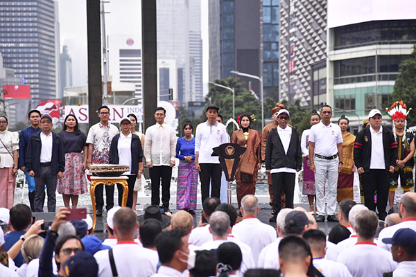 지난 1월 29일 일요일 오전 호텔 인도네시아 로터리에서 열린 2023 ASEAN 인도네시아 의장단 발대식에 조코위 대통령과 시민들이 참석했다. 사진 외교부