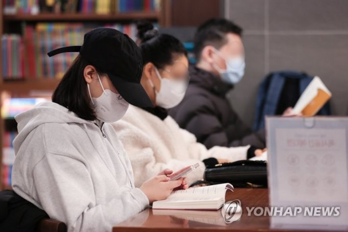 한국, 실내마스크 착용 의무 30일부터 해제될 듯…의무→권고 ‘조정’