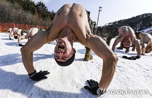 설상 체력단련 하는 해병대 수색부대원