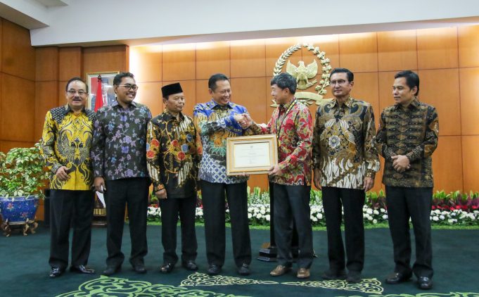 승은호 회장, 인도네시아 국민협의회 의장 감사패 수상