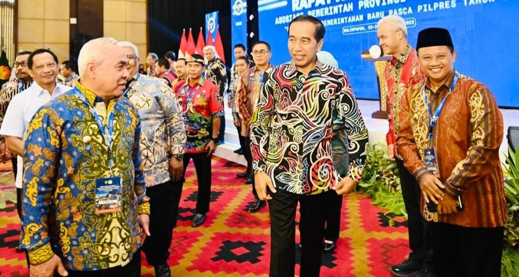 Joko Widodo 대통령은 2월 23일 발릭파판에서 열린 인도네시아 지방 정부 연합 전국 실무자 회의에서 (실내외에서) 마스크를 착용하는 것이 의무 사항이 아니다고 말했다.사진 대통령궁