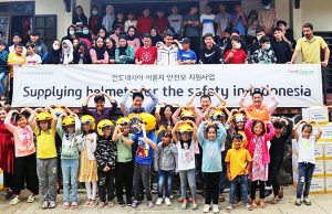 KB손보인도네시아, 청소년에 ‘안전모’ 전달