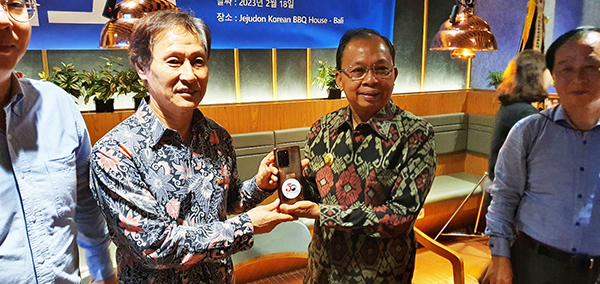 개인 휴대폰에 한-인니 수교 50주년 기념 스티커를 붙인 와얀 코스터 발리 주지사