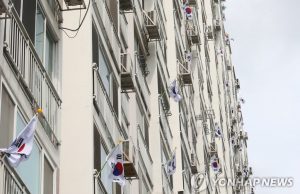 태극기 사라지는 삼일절…”이젠 사지도, 팔지도 않아요”