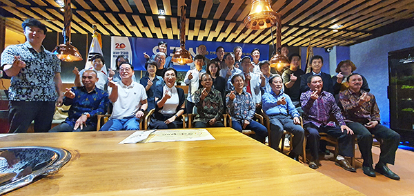 와얀 코스터 발리 주지사 강연 후 단체사진