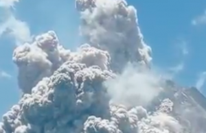 마라피 화산 또 폭발…3km 높이까지 치솟기도