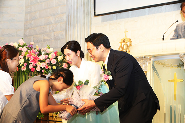 (자카르타한인연합교회 주일학생들이 정효진 목사 부부에게 축하 꽃다발을 전달하고 있다.)