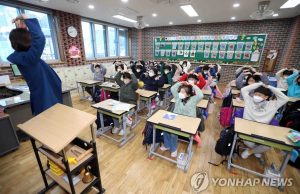 한국 초·중·고교 개학…4년만에 ‘노마스크’ 대면 입학식