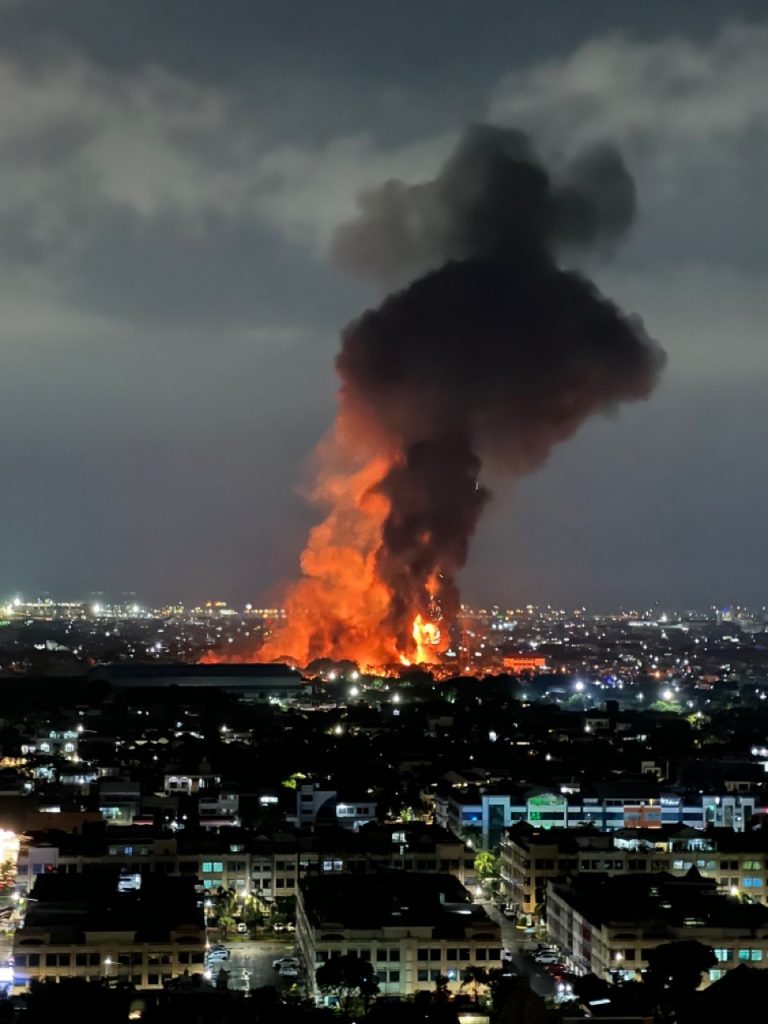 자카르타 북부 Plumpang 유류저장단지(TBBM)에서 대형 폭발과 화재가 발생하자 인근 Mall of Indonesia(MOI) 단지 French Walk 아파트에 거주하는 한인동포들이 한인포스트에 화재 사진을 실시간으로 전달했다. 2023.3.3